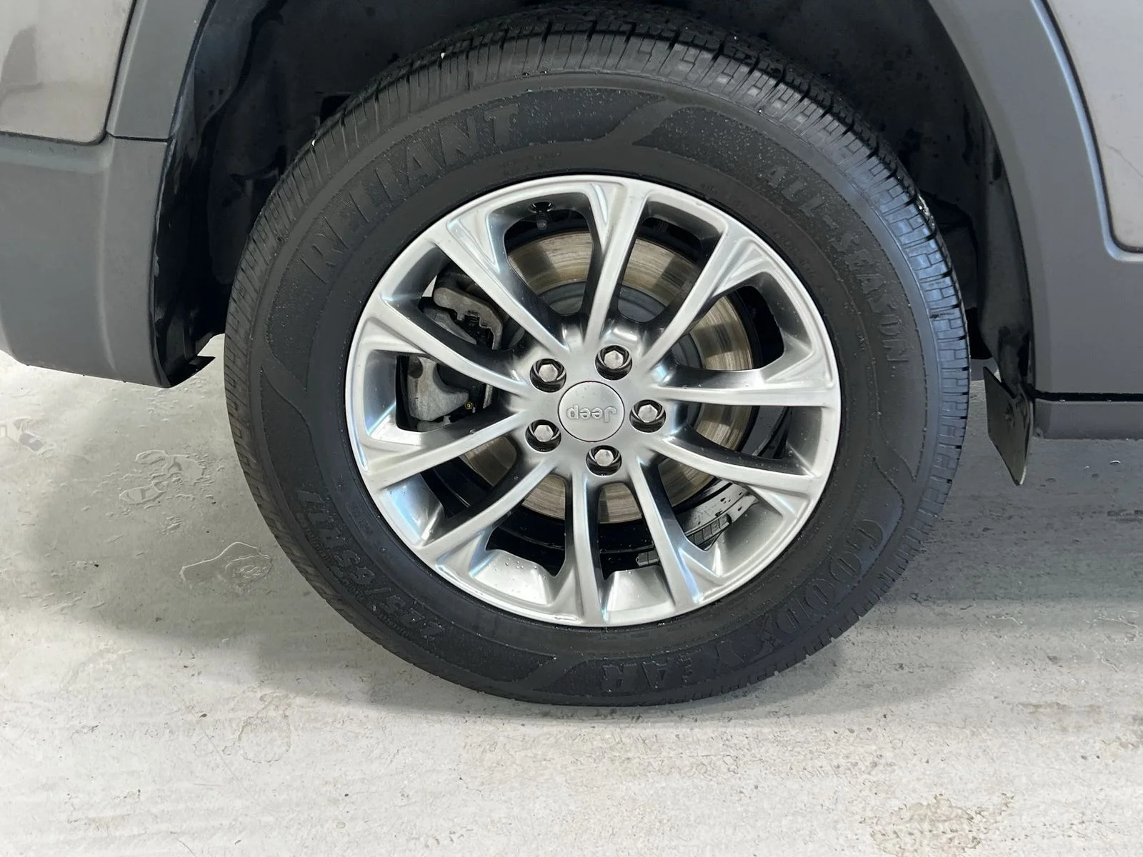Used 2020 Gray Jeep Latitude Plus image 10
