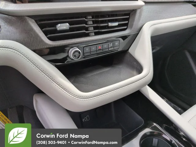 New 2026 Star White Metallic Tri-Coat Ford Platinum image 17