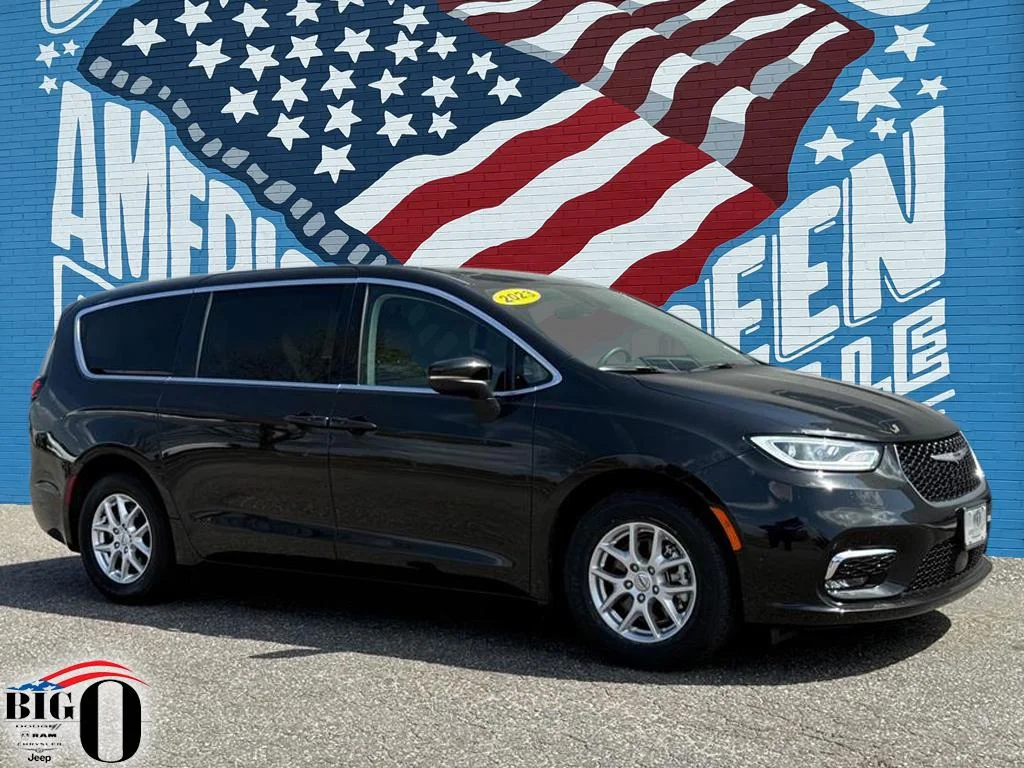 2023 Chrysler Pacifica Touring L's photo