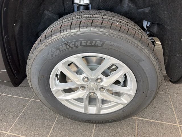 New 2026 Bright White Clear-Coat Exterior Paint Jeep Laredo image 6