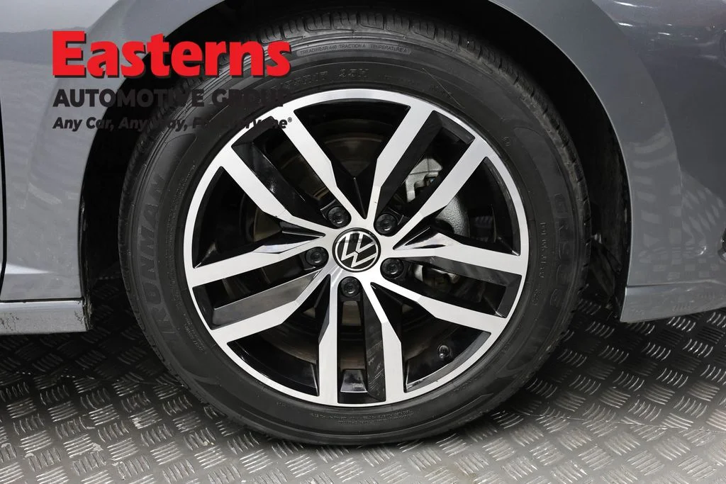 Used 2025 Gray Volkswagen 1.5T SE image 30