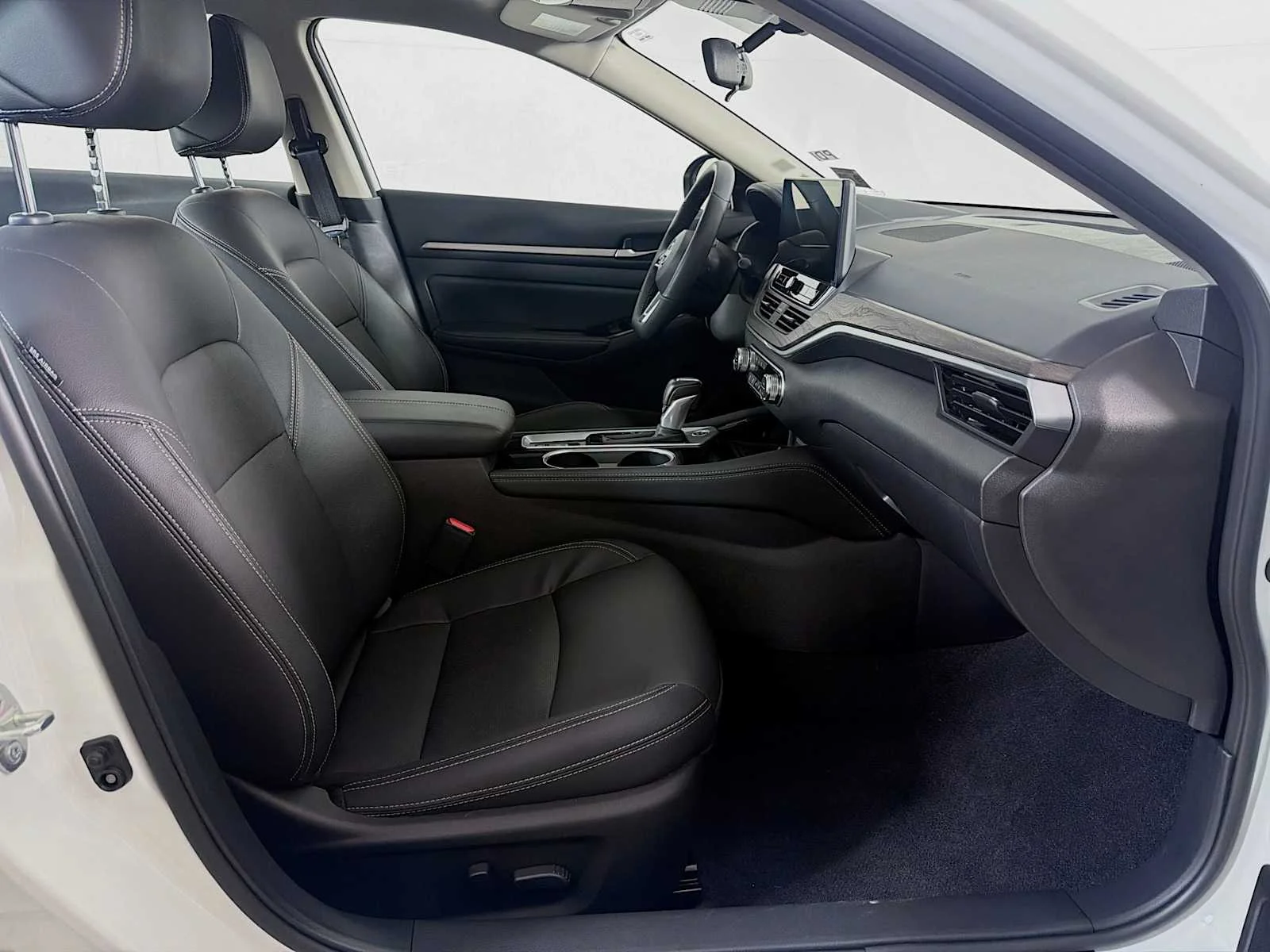 Certified Used 2025 Pearl White Tricoat Nissan SL image 24