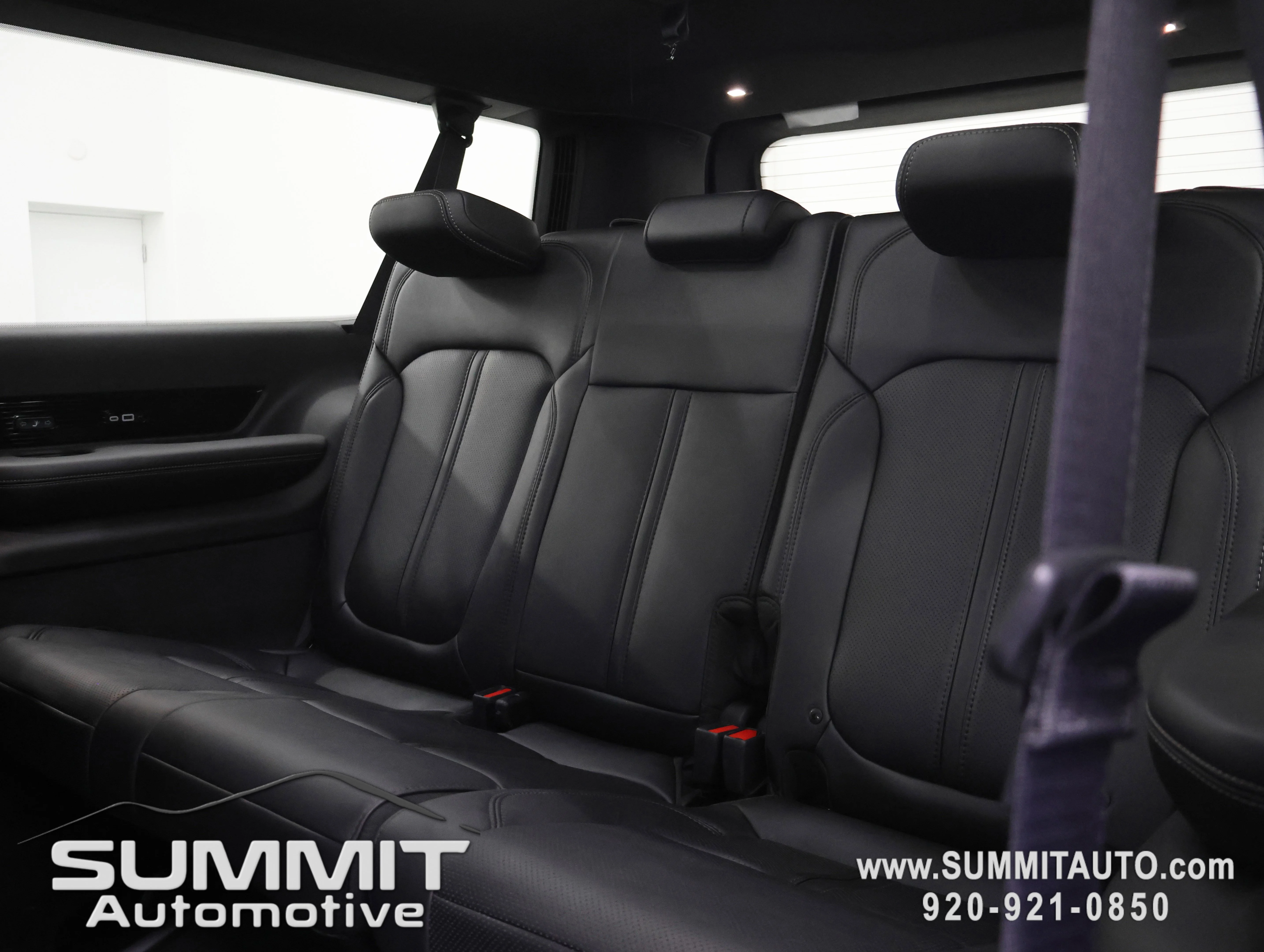 New 2026 Silver-Zynith Exterior Paint Jeep Summit Obsidian image 9