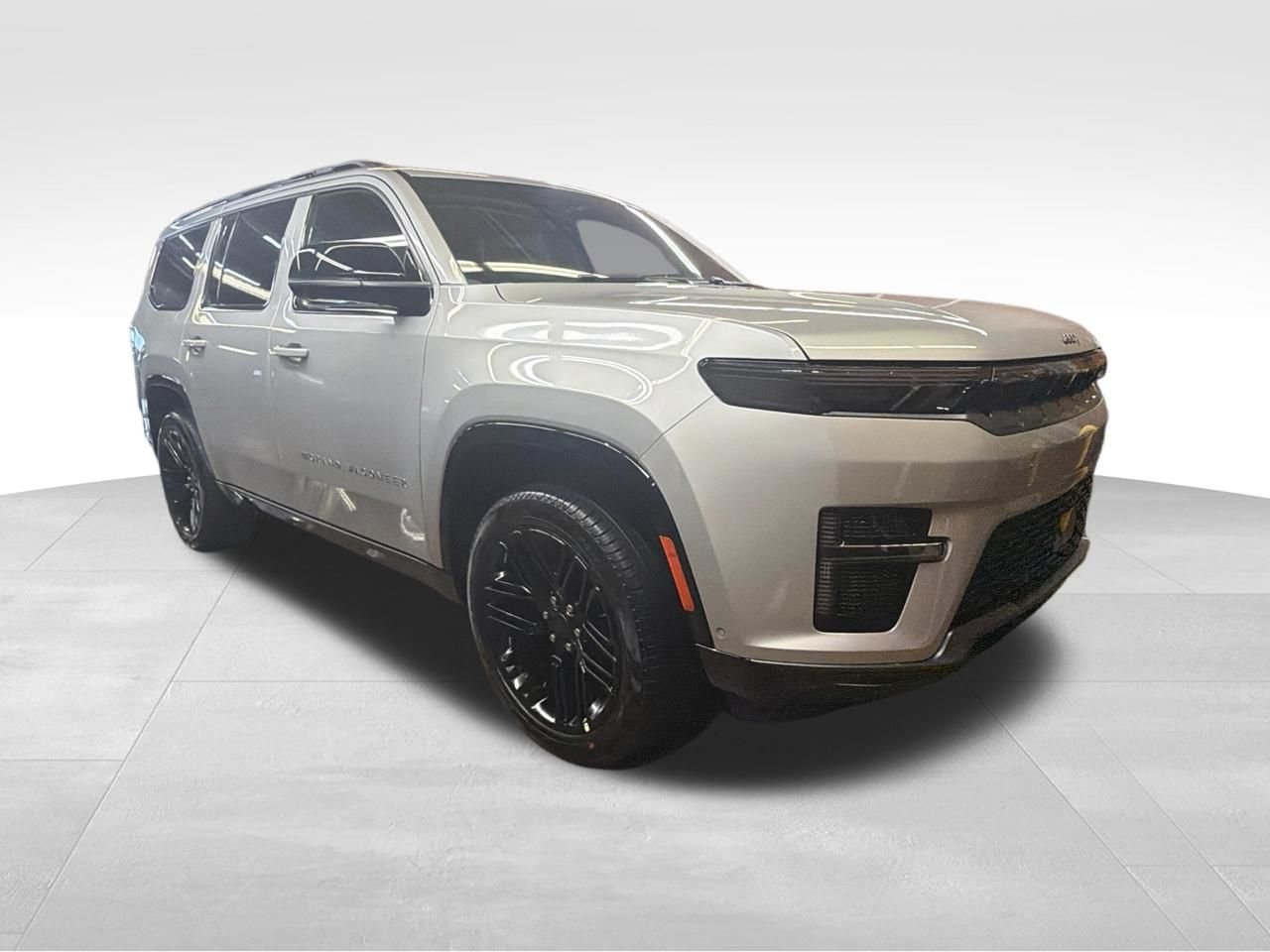 New 2026 Silver-Zynith Exterior Paint Jeep Limited Reserve image 8