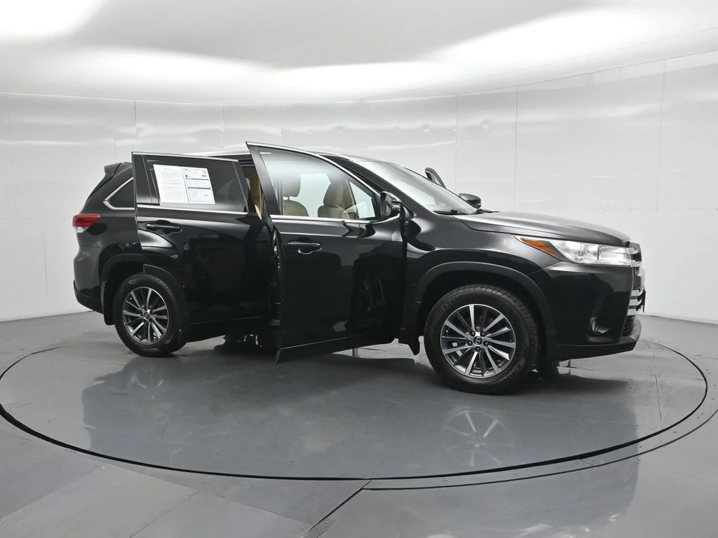 Used 2018 Black Toyota XLE image 35