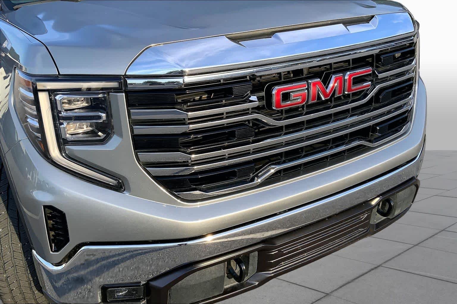 Used 2023 Sterling Metallic GMC SLT image 29