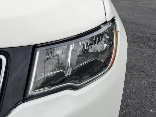 Used 2018 White Jeep Latitude image 9