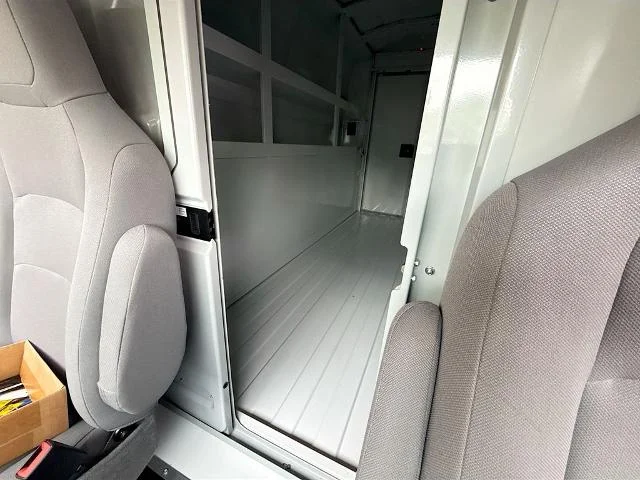 New 2026 Oxford White Ford E-350 SRW image 50