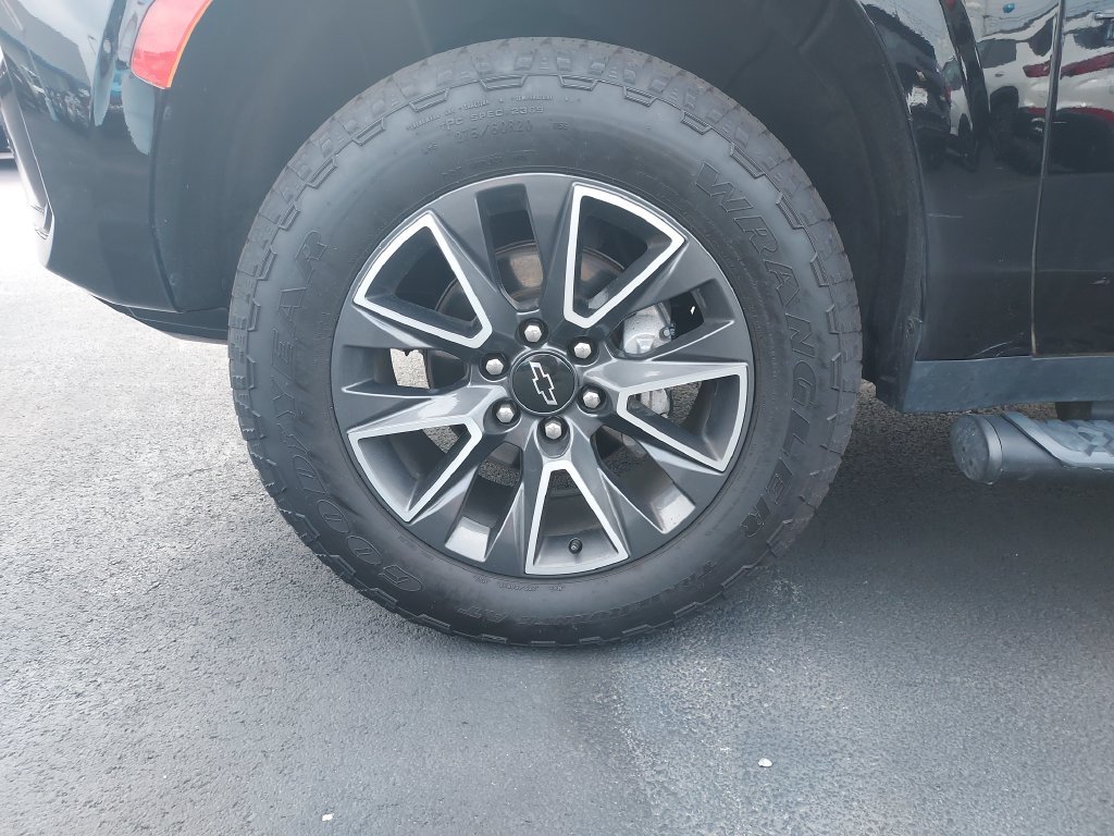 Used 2022 Black Chevrolet Z71 image 10