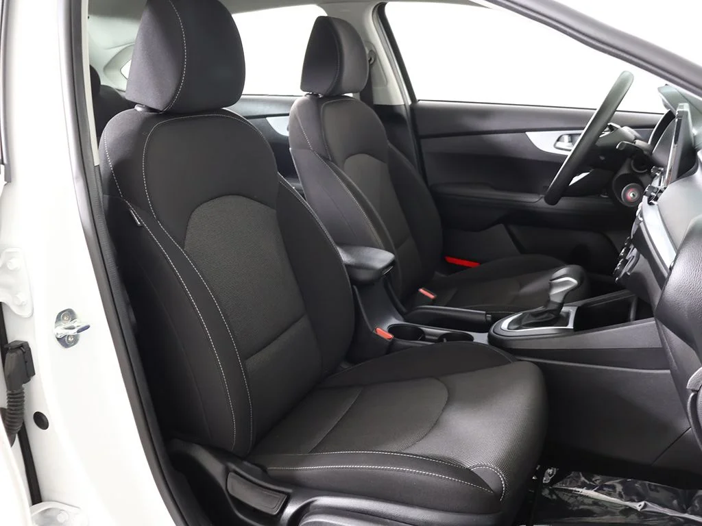 Used 2022 White Kia LXS image 28