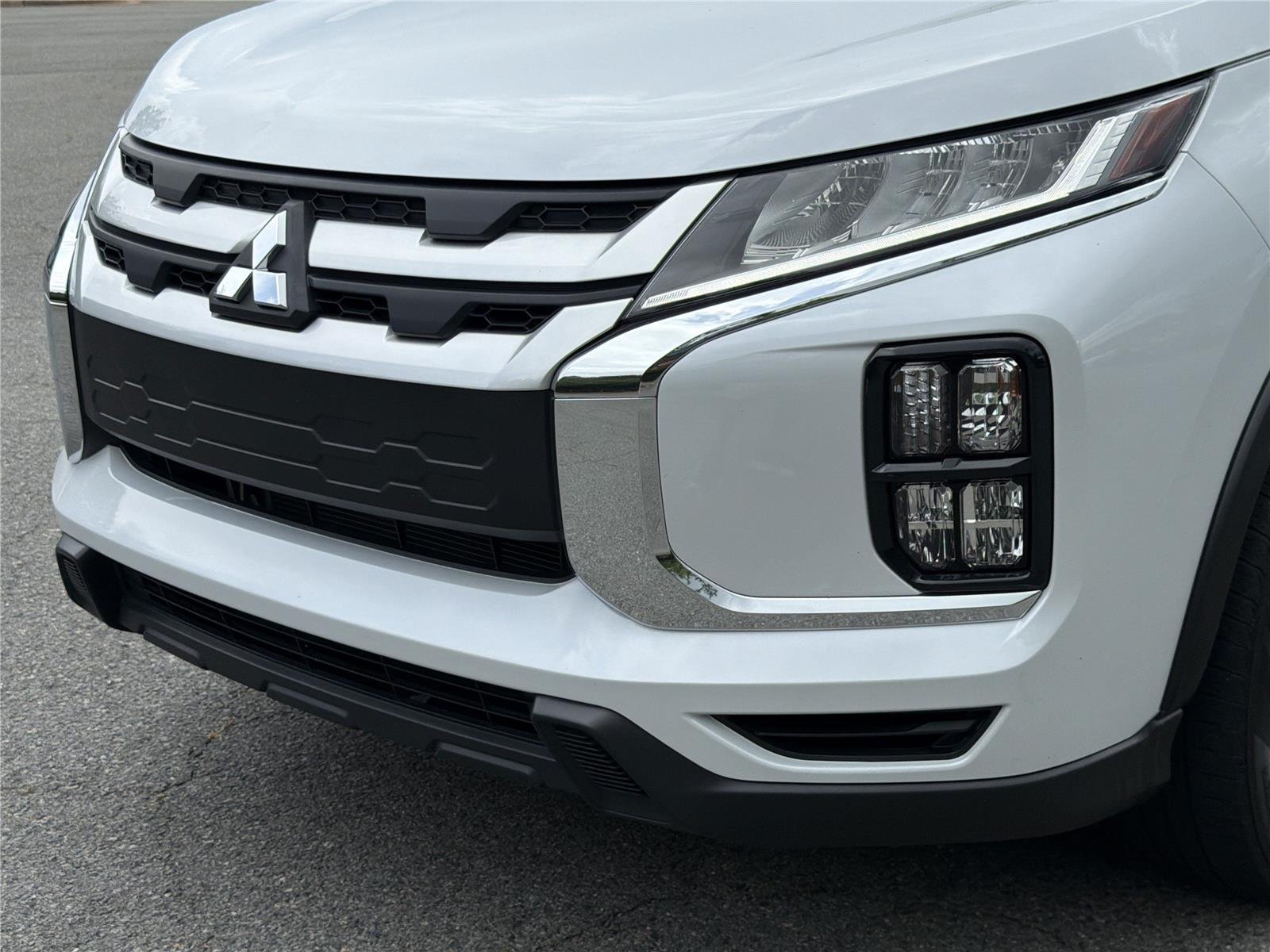Used 2023 White Diamond Mitsubishi ES image 31