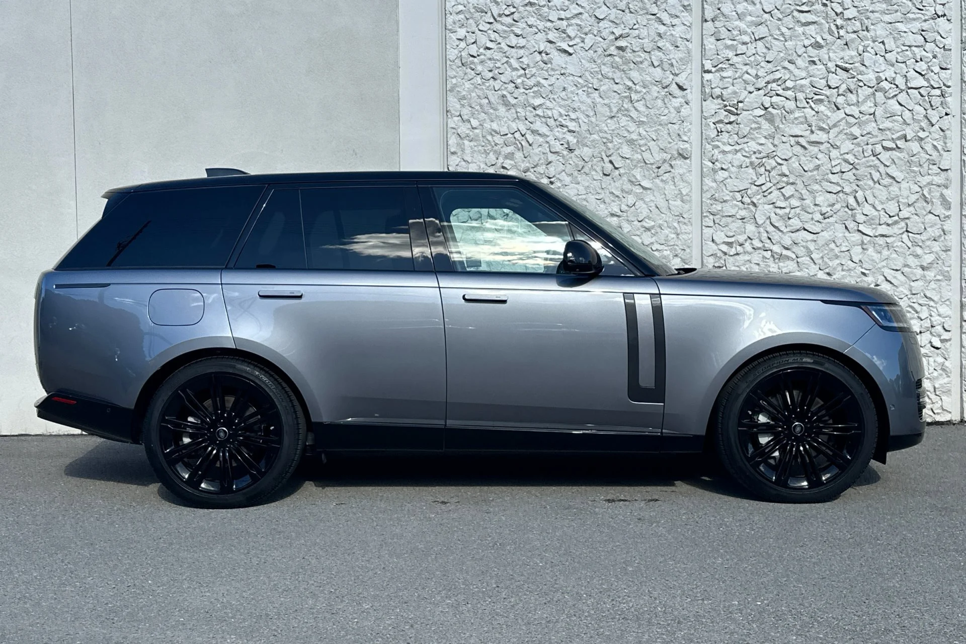 Used 2025 Eiger Grey Metallic Land Rover P530 SE image 8