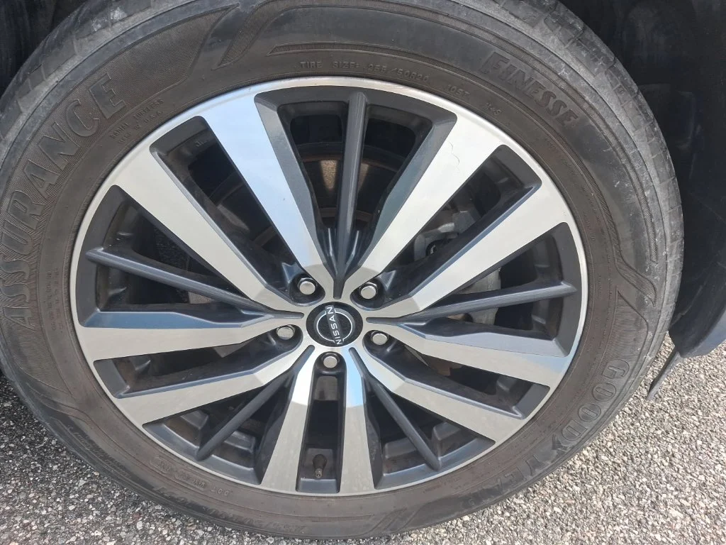 Used 2022 Silver Nissan Platinum image 18