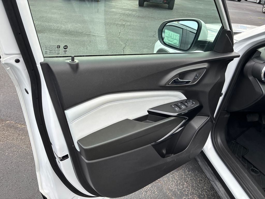 Used 2025 White Chevrolet LT image 12