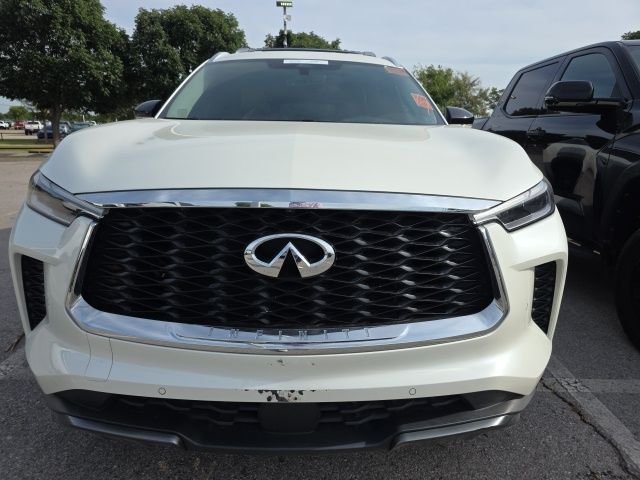 Used 2023 White INFINITI Sensory image 2