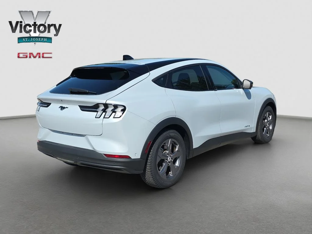 Used 2023 White Ford Select image 18
