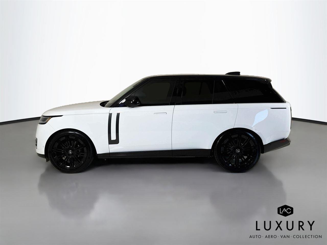 Used 2024 Fuji White Land Rover SE | Blackout Pkg | 360 Camera | Heated/Vented Seats image 9