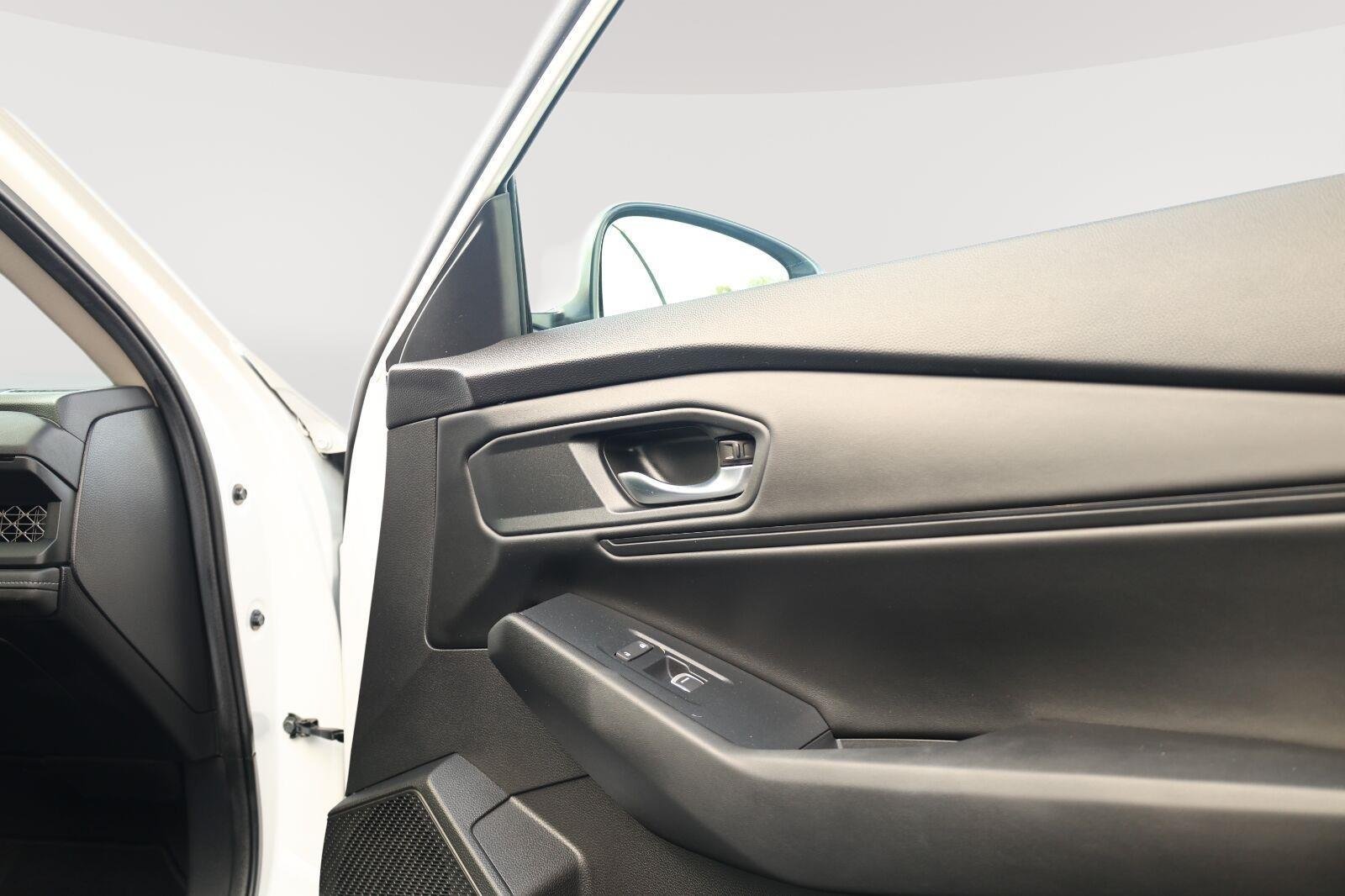 Used 2024 Platinum White Pearl Honda EX image 21