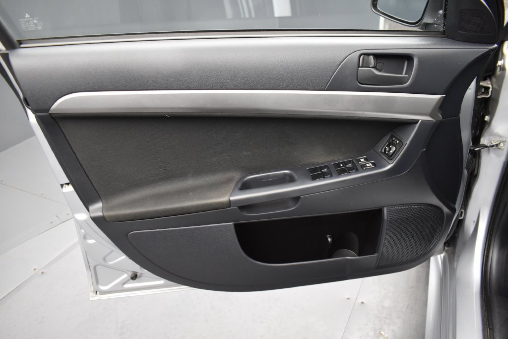 Used 2009 White Mitsubishi ES image 9