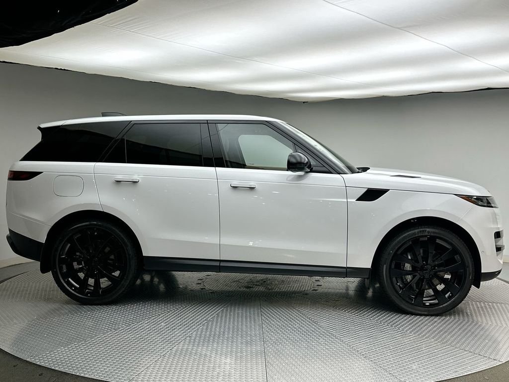 New 2026 Fuji White Land Rover SE image 4