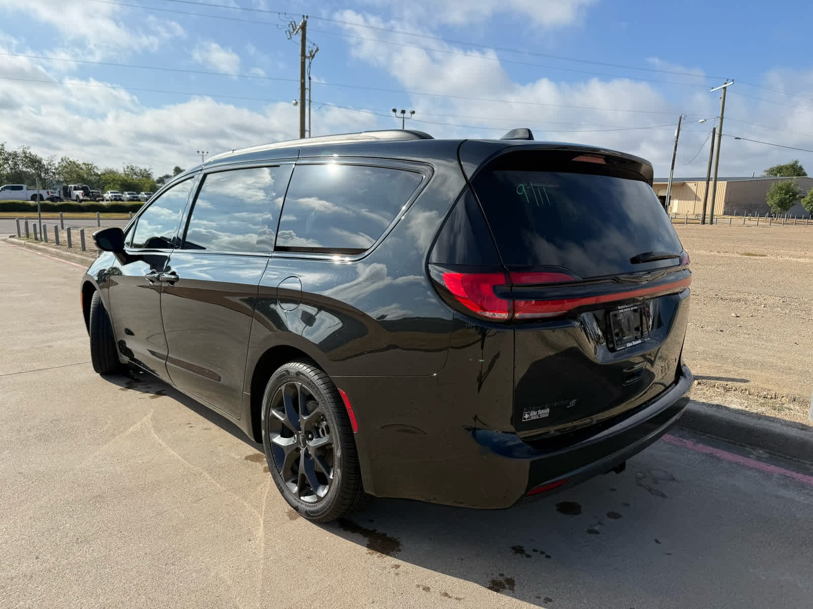 Used 2022 Brilliant Black Crystal Pearlcoat Chrysler Touring L image 5