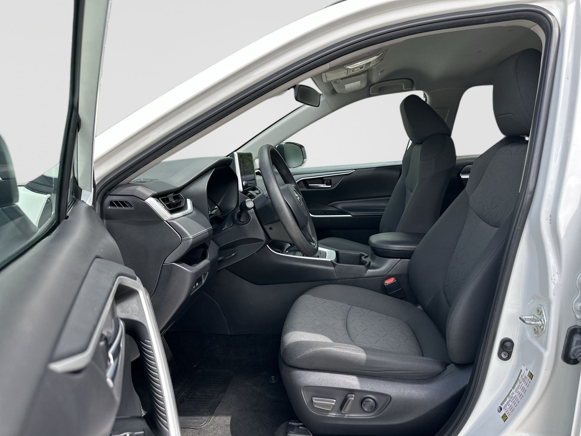 2024 Toyota RAV4 XLE - Photo 19