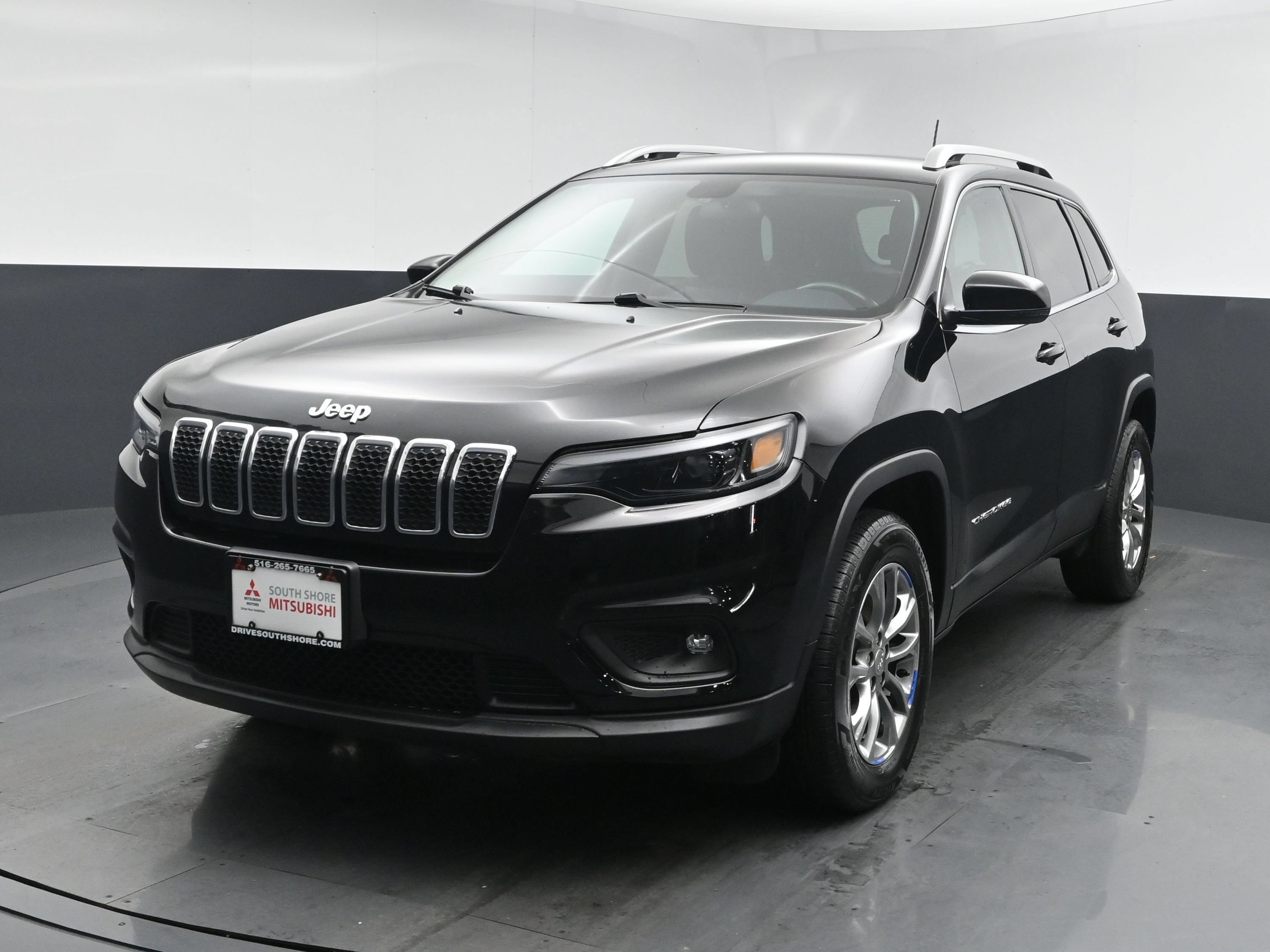 Used 2019 Diamond Black Crystal Pearlcoat Jeep Latitude Plus image 1