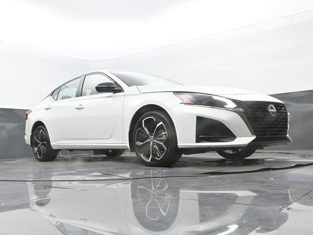 Used 2025 Pearl White Tricoat Nissan 2.5 SR image 23