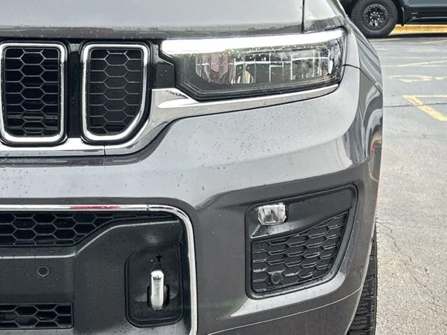 Used 2022 Gray Metallic Jeep Overland image 3