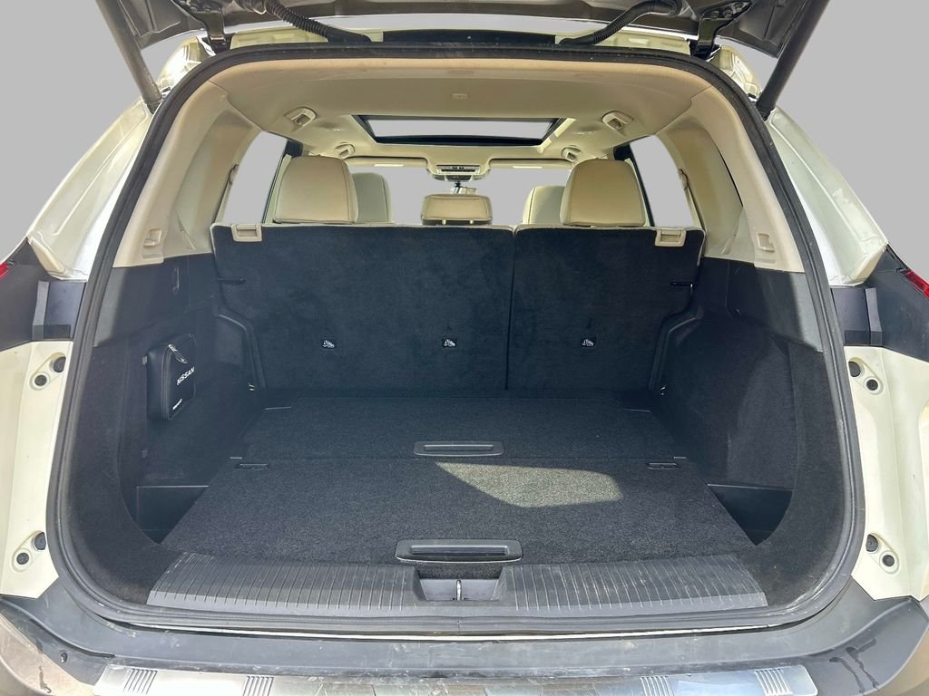 Used 2023 White Nissan SL image 11