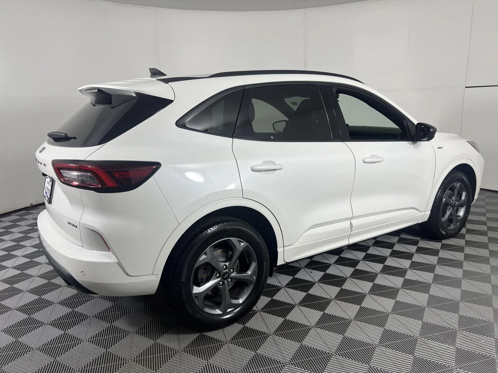 Used 2023 Star White Metallic Tri-Coat Ford ST-Line image 10