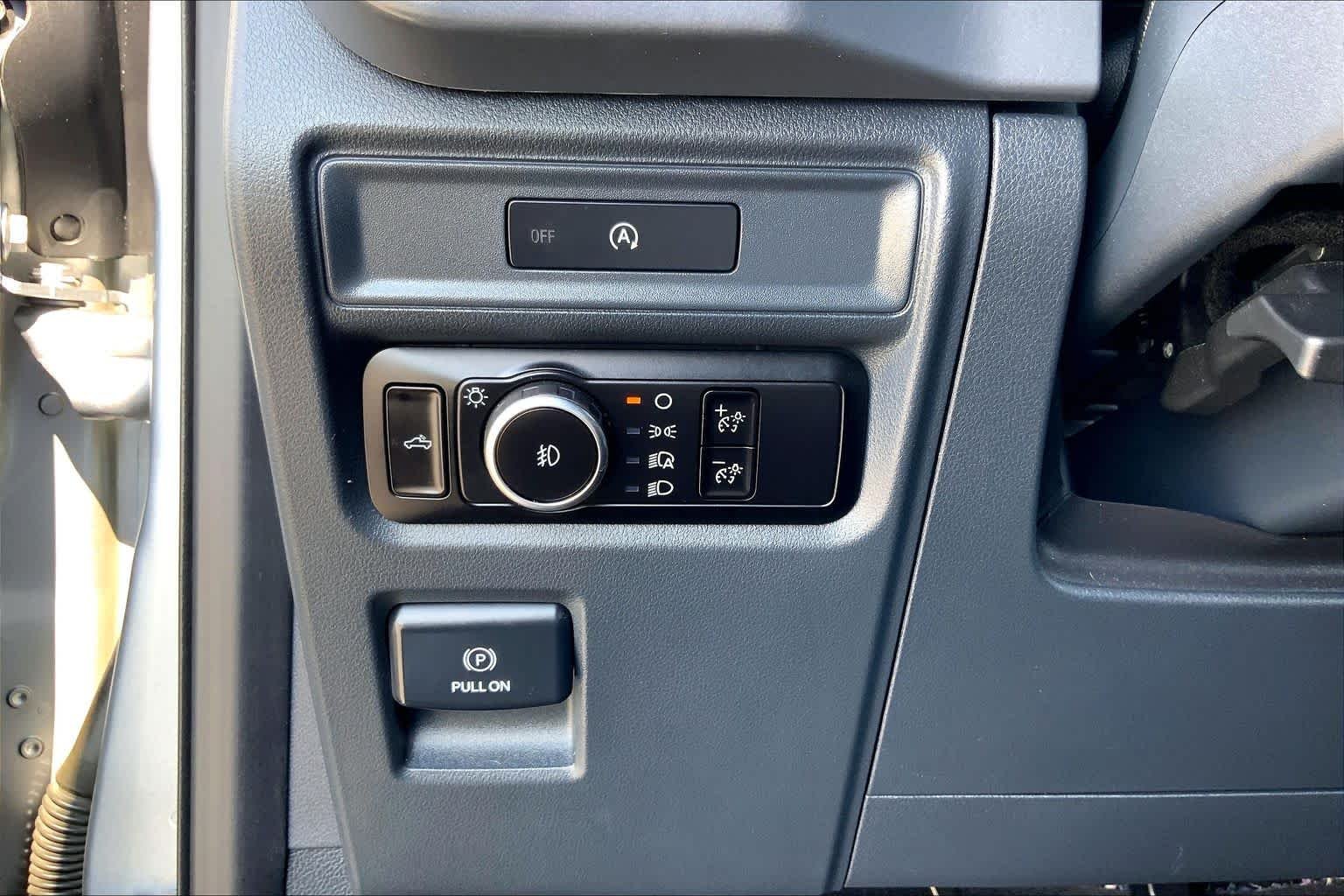 Used 2025 Iconic Silver Ford XLT image 32