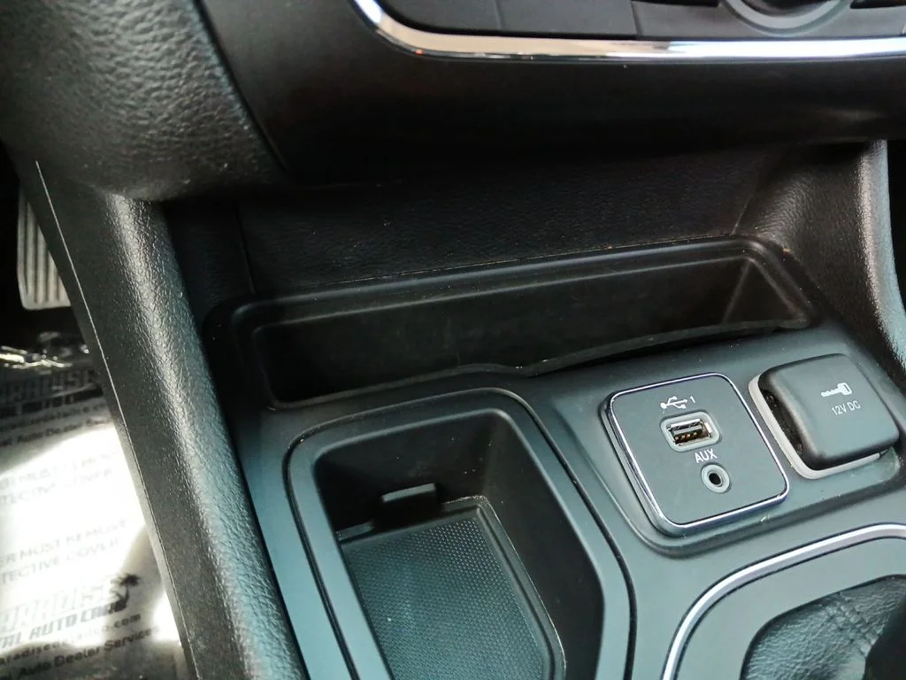 Used 2021 White Jeep Latitude image 24