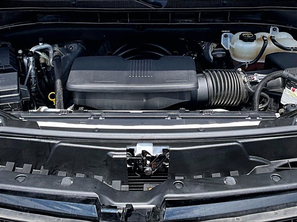 Used 2025 White Cadillac Sport image 23