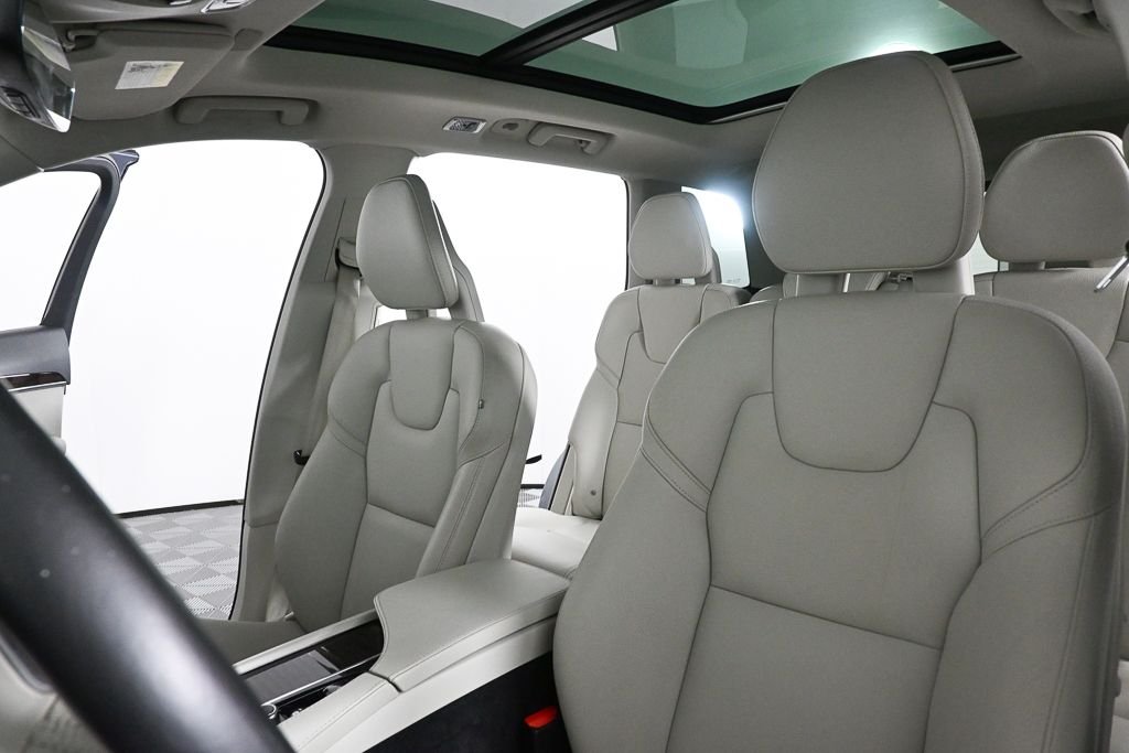 Used 2018 Blue Volvo T6 Momentum image 5
