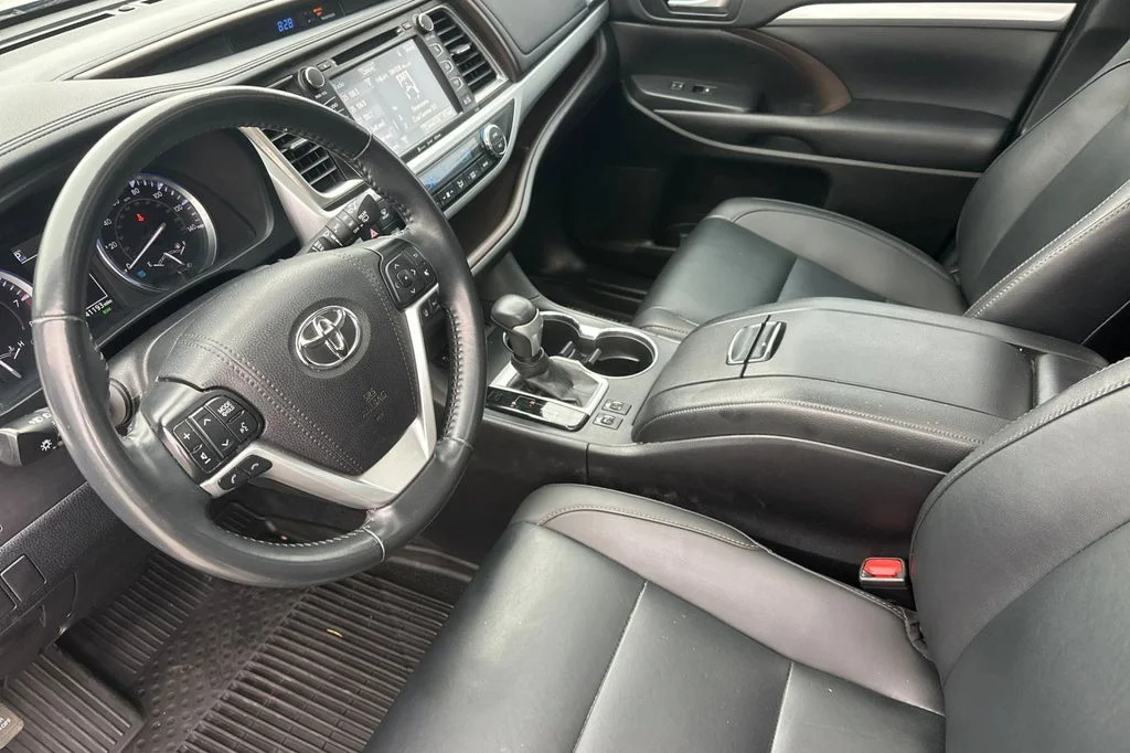 Used 2019 Ooh La La Rouge Mica Toyota XLE image 12