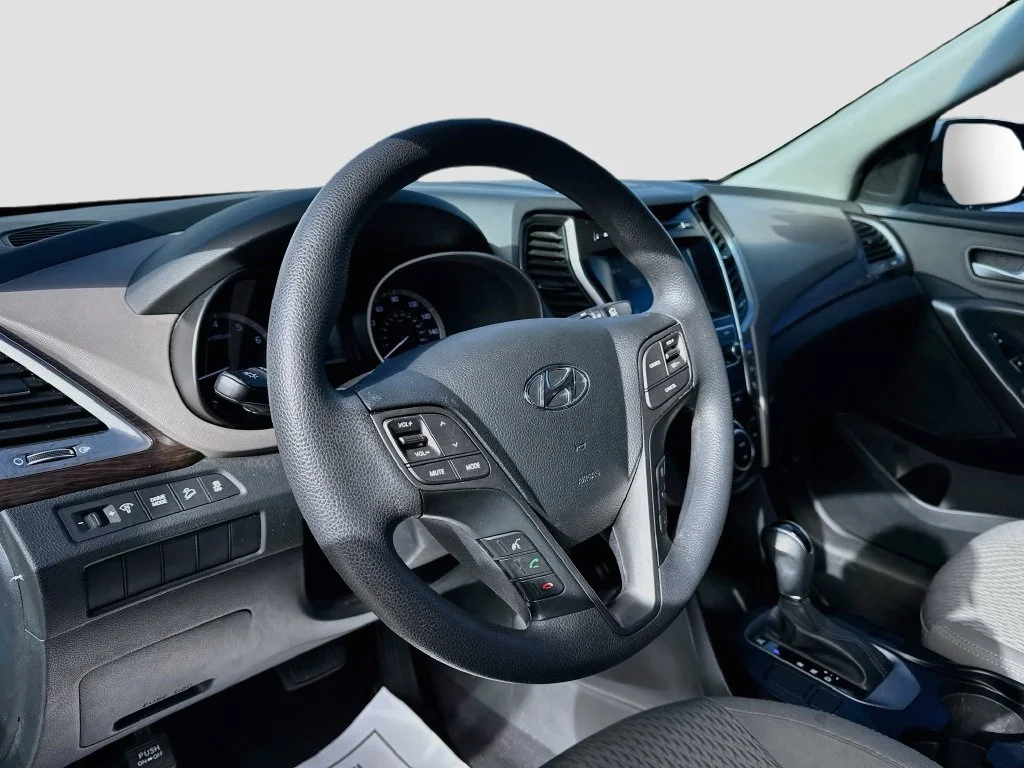 Used 2017 White Hyundai SE image 9