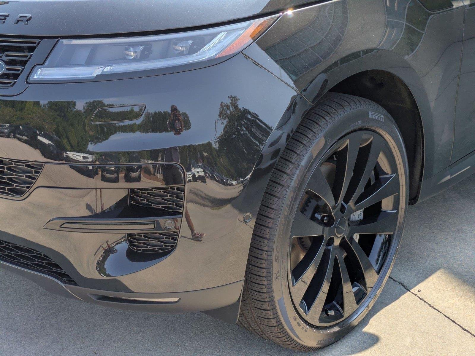 New 2026 Santorini Black Land Rover SE image 9