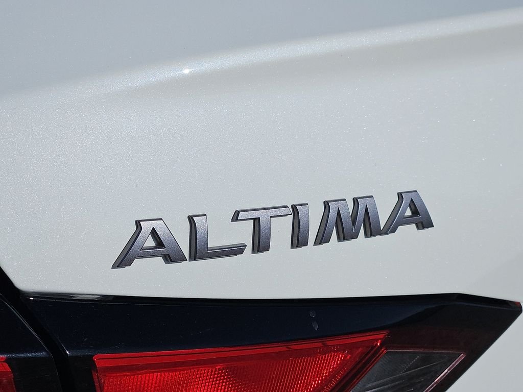 Used 2024 White Nissan 2.5 SR image 10