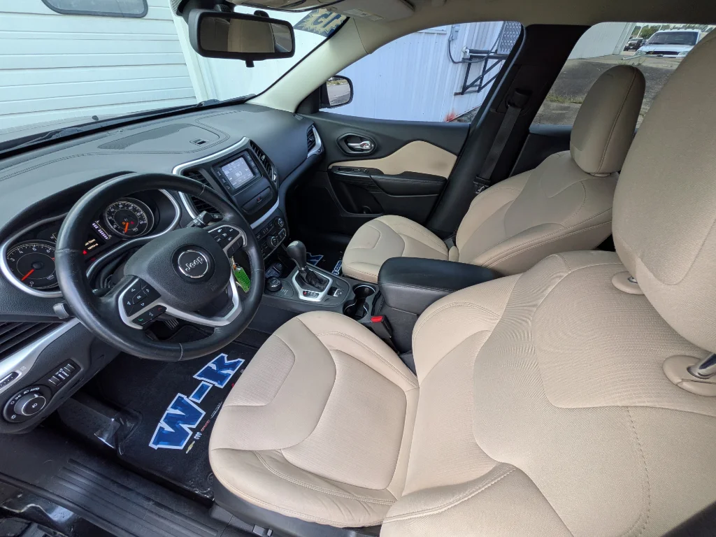 Used 2015 Brilliant Black Crystal Pearlcoat Jeep Latitude image 9