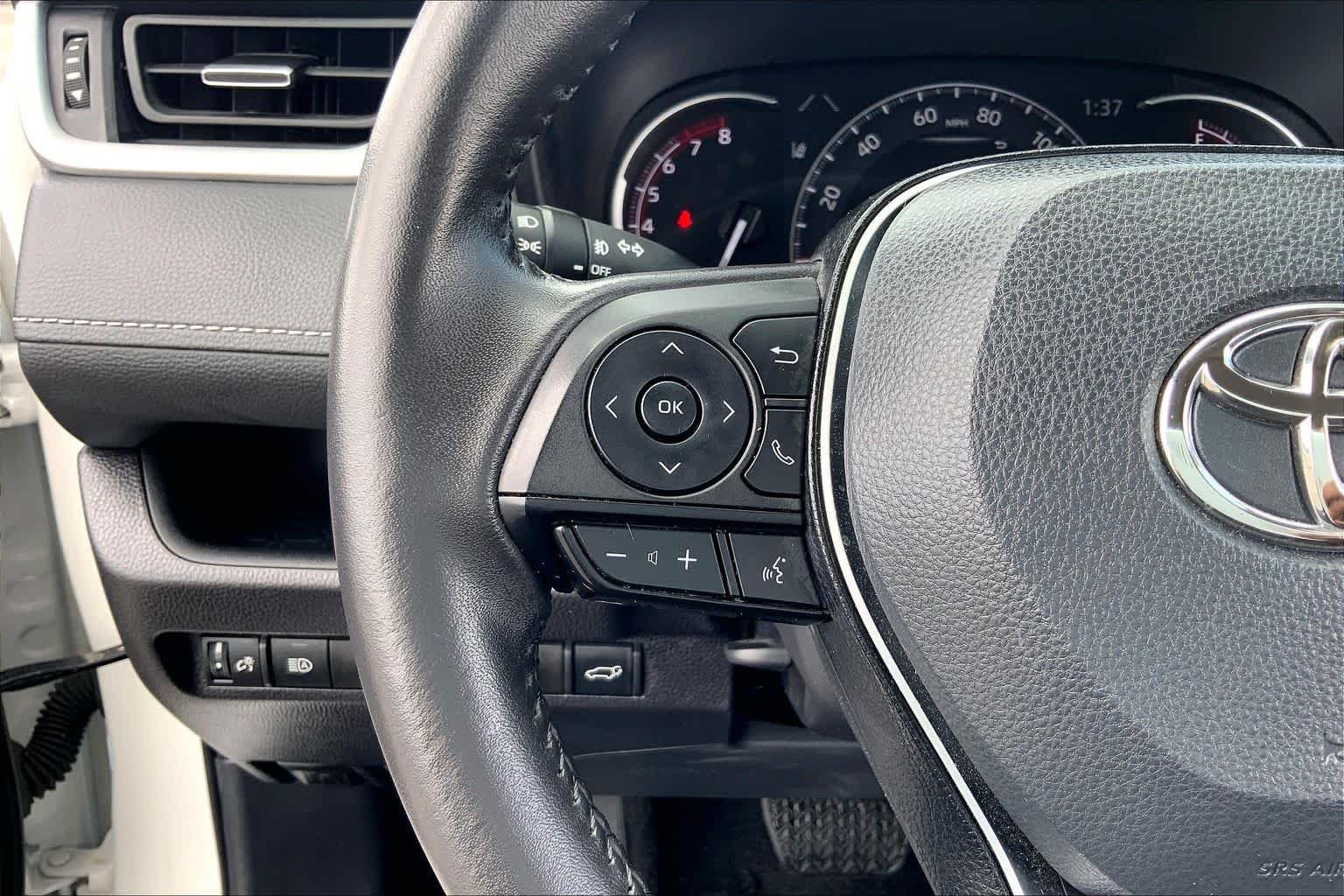 Used 2025 Wind Chill Pearl Toyota XLE Premium image 23