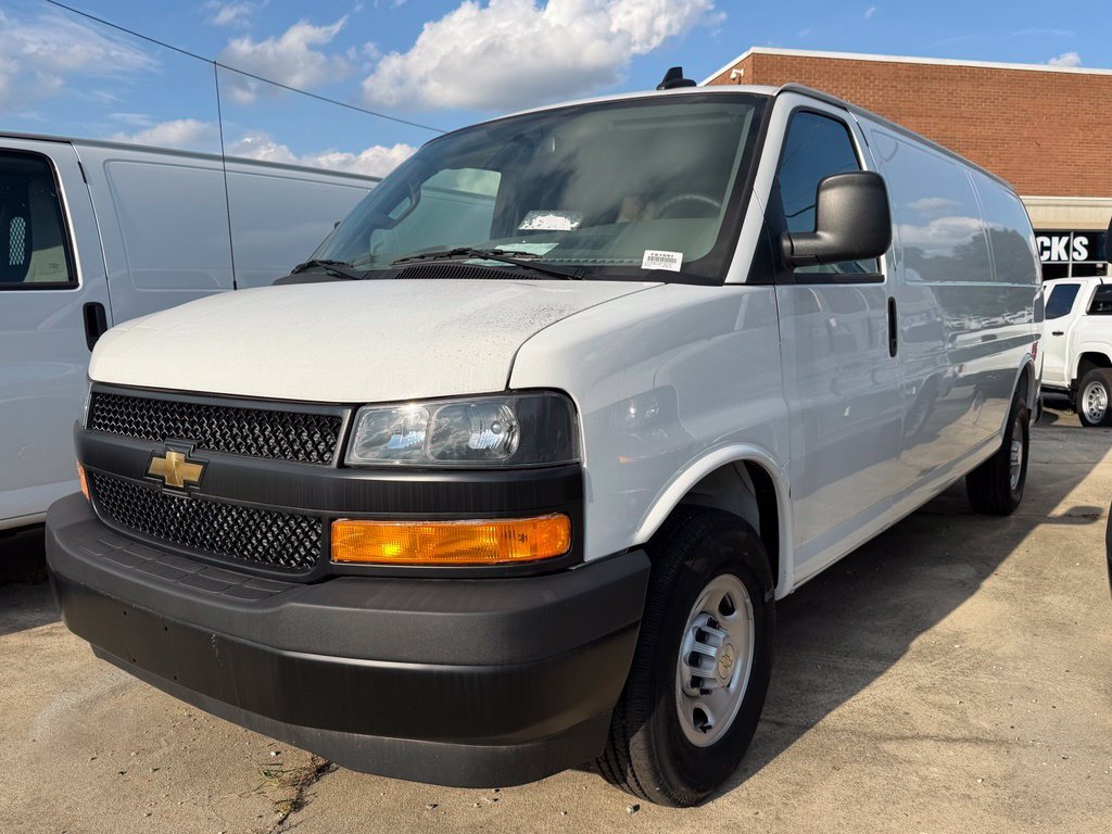 New 2025 Summit White Chevrolet WT image 3