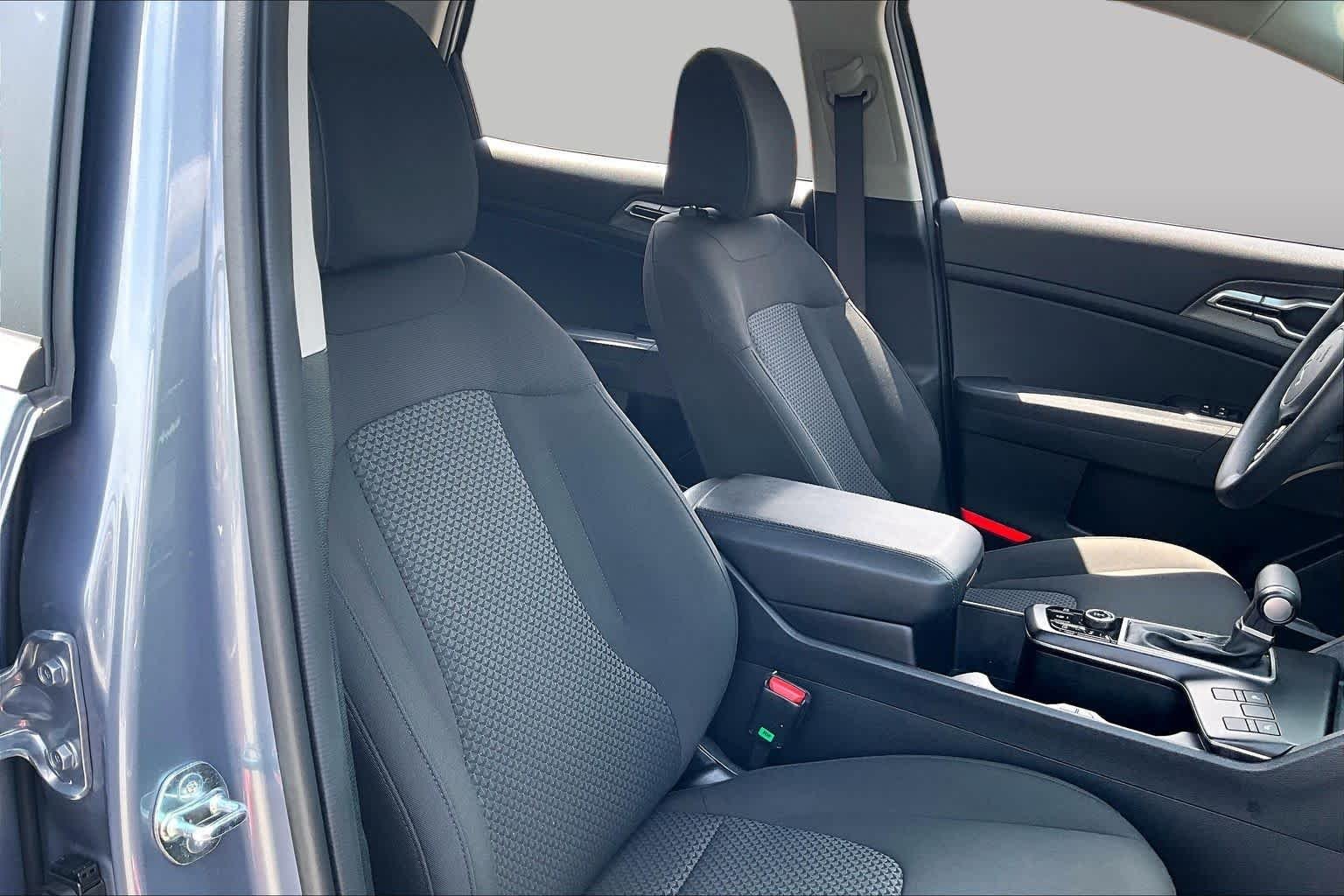 Used 2025 Everlasting Silver Kia LX image 9