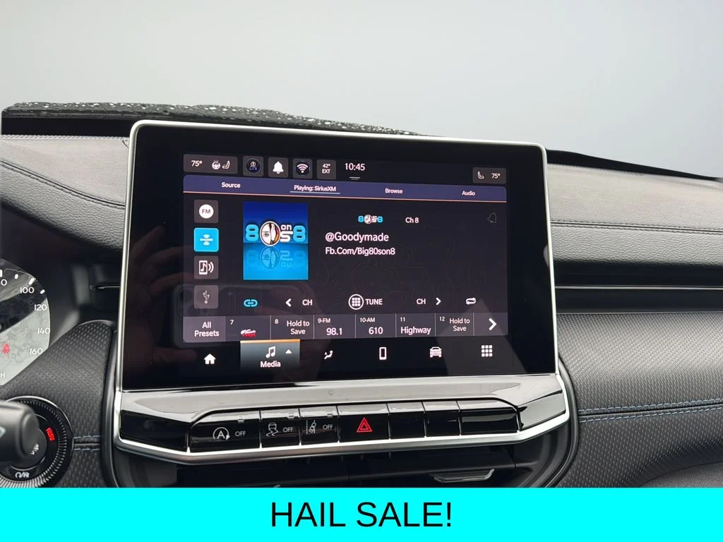 New 2026 Diamond Black Crystal Pearlcoat Jeep Latitude image 20