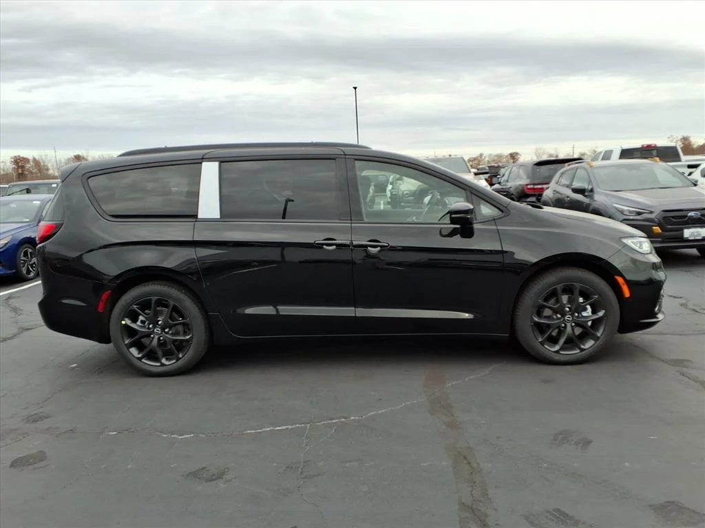New 2026 Diamond Black Crystal Pearl-Coat Exterior Paint Chrysler Limited image 18