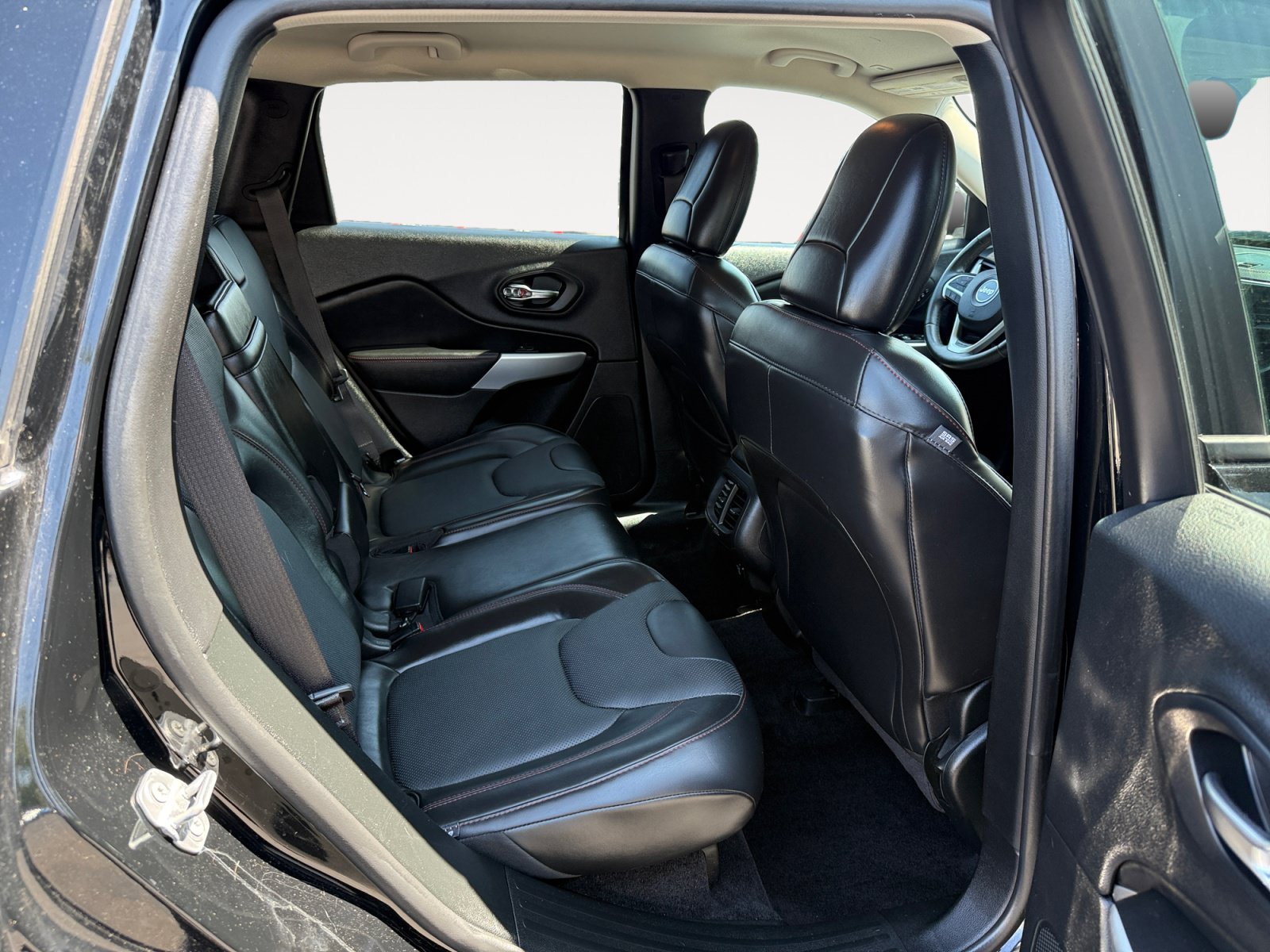 Used 2018 Diamond Black Jeep Trailhawk image 18
