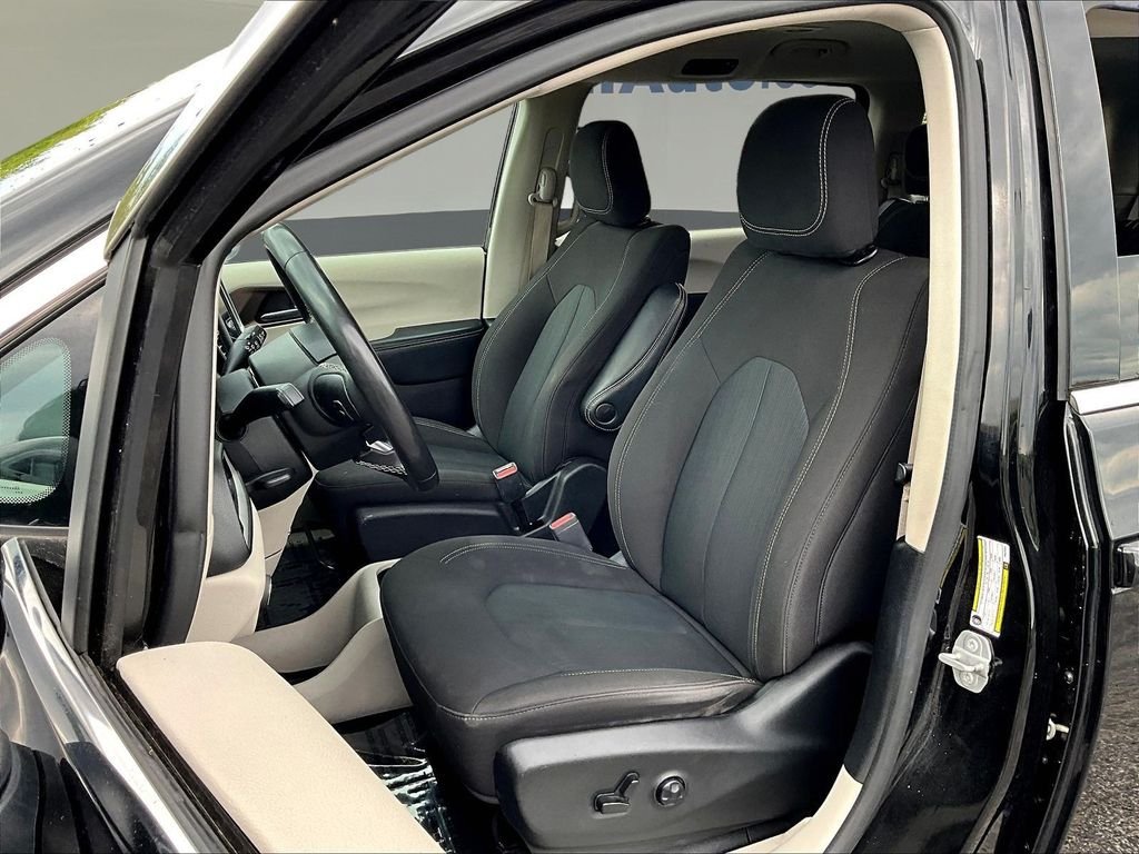 Used 2023 Black Chrysler LX image 23