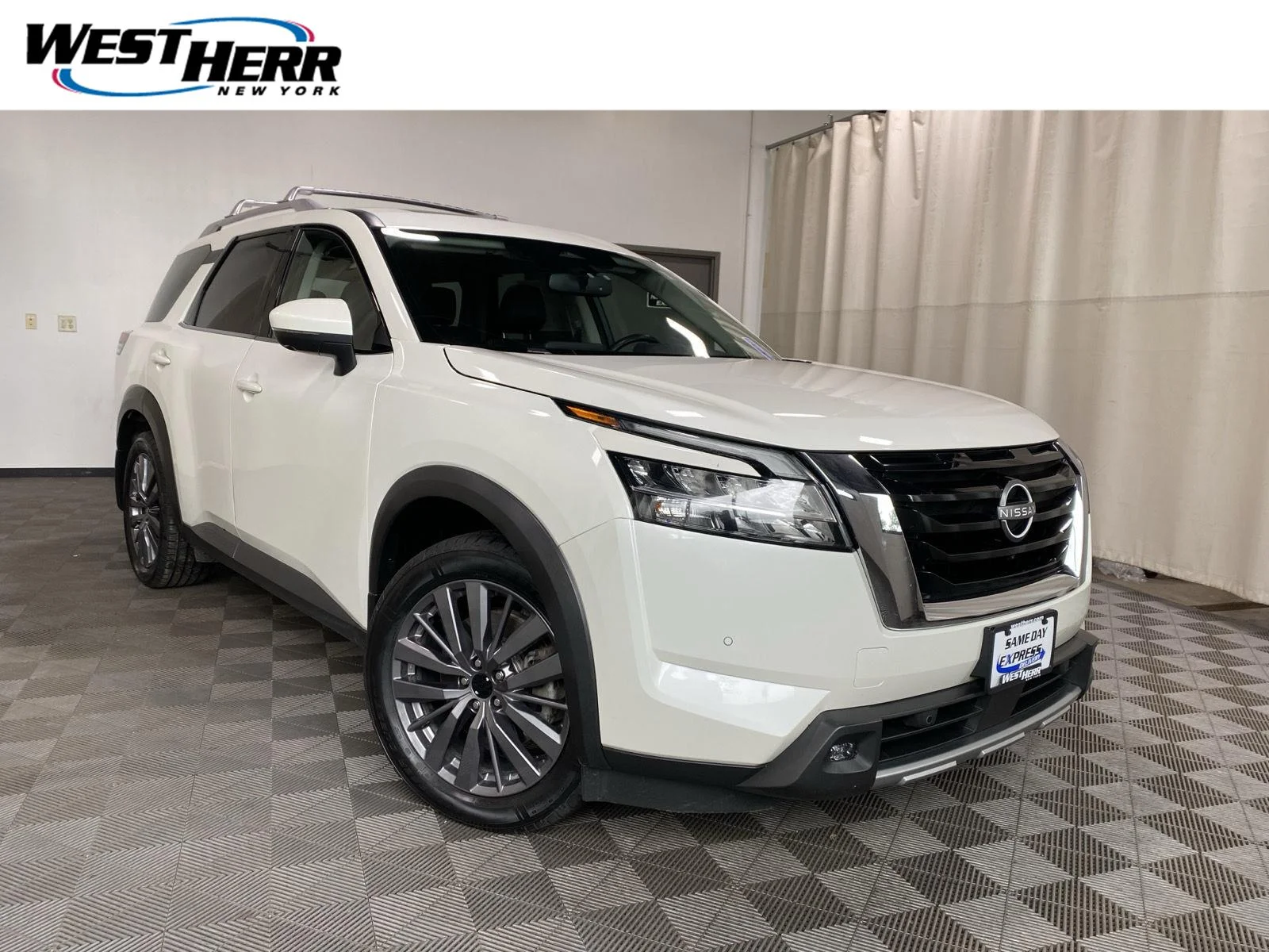 Used 2022 Pearl White Tricoat Nissan SL image 1