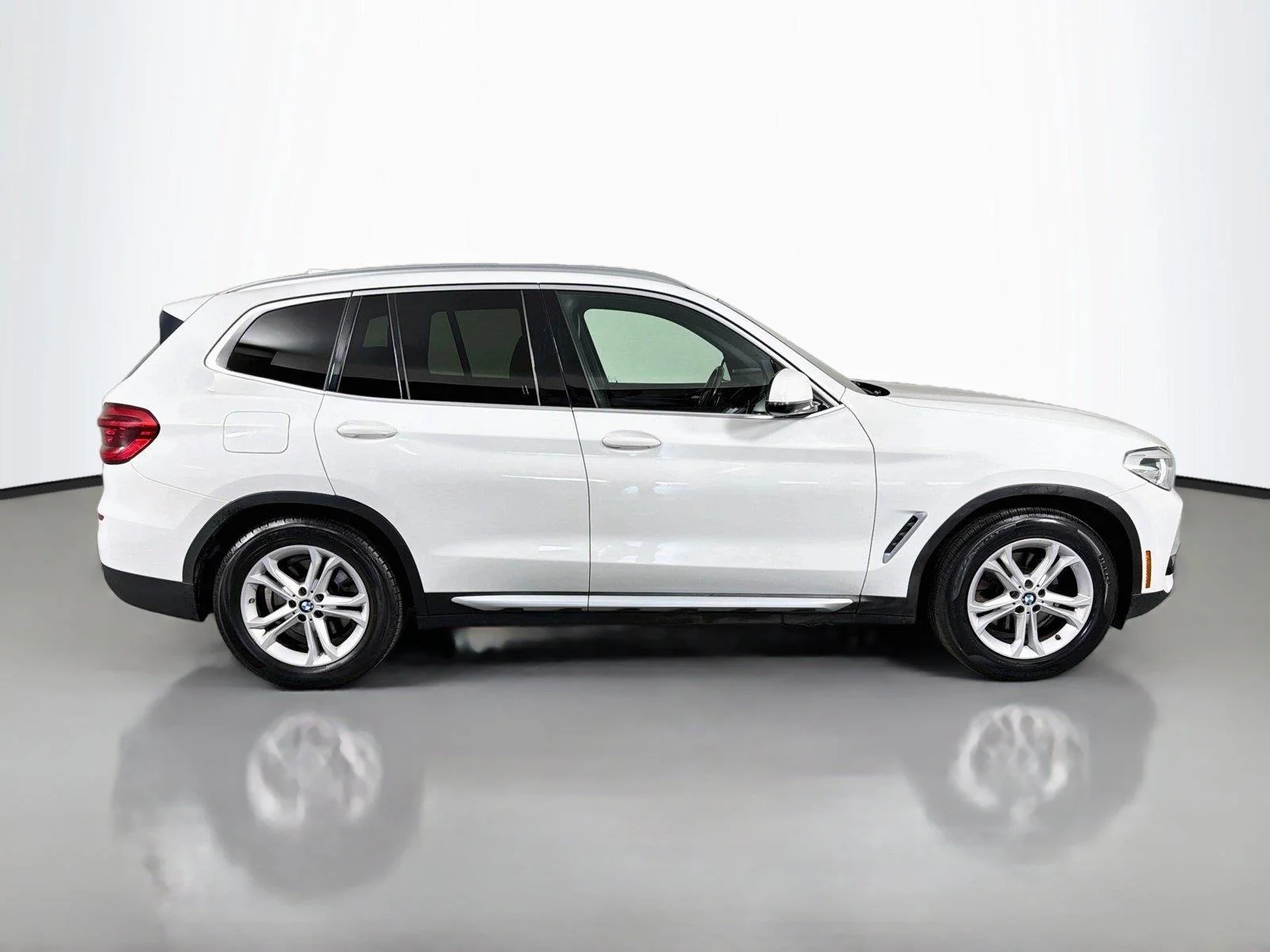 Used 2020 Alpine White BMW sDrive30i image 4