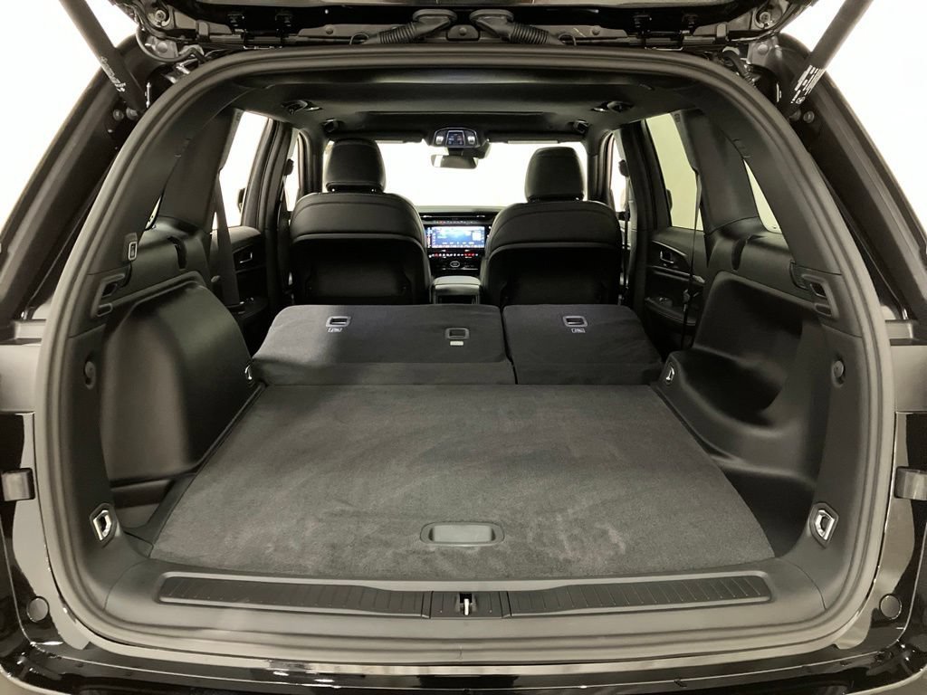 New 2026 Diamond Black Crystal Pearl-Coat Exterior Paint Jeep Laredo Altitude image 18